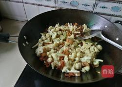 风吹腌肉炒花菜的做法图解7