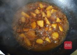 红烧肉炖土豆的做法图解7