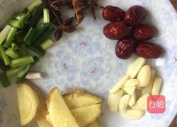 香菇炖鸡腿的做法图解1