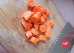 胡萝卜皮包菜肉馅的饺子的做法图解1