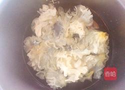 银耳红枣苹果汤的做法图解2