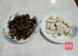 榛蘑炖豆腐的做法图解1