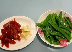 荷兰豆炒香肠的做法图解1