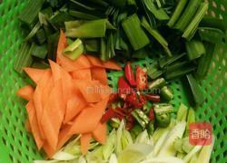 蒜苗爆豆腐的做法图解2