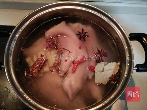 锅重新加入热水，将猪蹄放入，加姜，八角，香叶，桂皮，干红椒，花椒