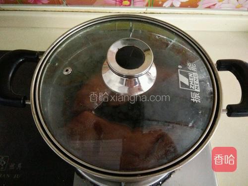 又是一个小时后，给点鸡精关火，不要打开锅盖，焖上至少3个小时（我晚上卤好关火，第二天早上捞出来的）