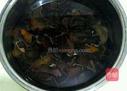 木耳炒肉片的做法图解1