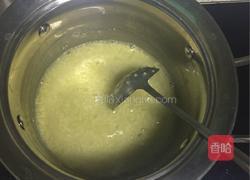 小米牛奶蛋花粥的做法图解2
