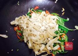 豆腐皮炒辣椒的做法图解7