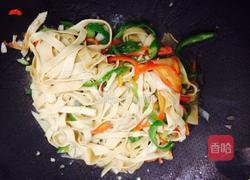 豆腐皮炒辣椒的做法图解8