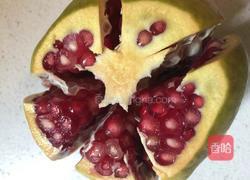 巧剥石榴的做法图解2