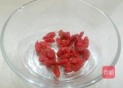 银耳枸杞苹果汤的做法图解3