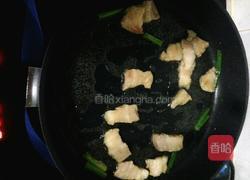 五花肉炒野菜花的做法图解2
