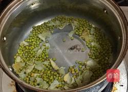 南瓜绿豆百合汤的做法图解2