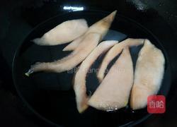 柚子皮炒火腿肠的做法图解2