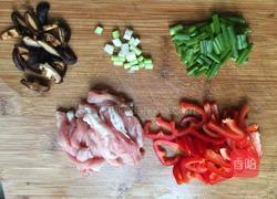 香菇瘦肉炒河粉的做法图解2