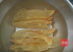 牛奶炖花胶的做法图解1