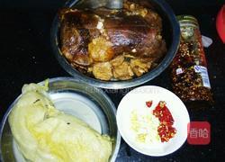 酸菜炖肘子的做法图解1
