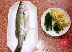 清蒸海鲈鱼的做法图解1
