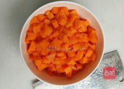 红萝卜肉末粥的做法图解2