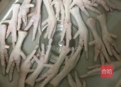 五香凤爪拼卤蛋的做法图解1