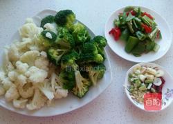 双椒炒花菜的做法图解1