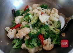 双椒炒花菜的做法图解4