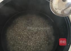 红心猕猴桃椰汁西米露的做法图解1