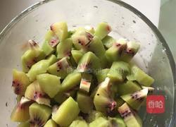 红心猕猴桃椰汁西米露的做法图解2