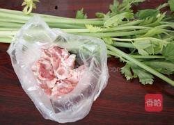 芹菜炒肉的做法图解1