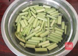 芹菜炒肉的做法图解2