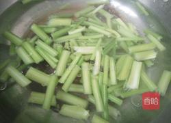 芹菜炒肉的做法图解3