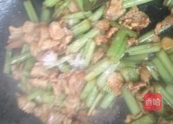 芹菜炒肉的做法图解12