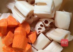 莲藕海带排骨汤的做法图解5