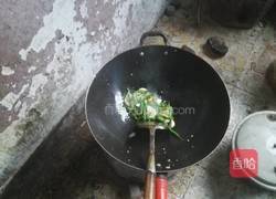 辣椒炒筒子骨肉的做法图解3