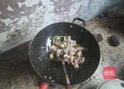 辣椒炒筒子骨肉的做法图解4