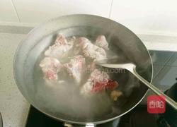 大骨头炖南瓜土豆的做法图解2