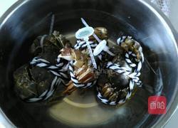 煮大闸蟹的做法图解1