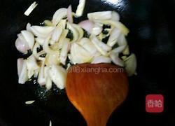 香芹炒鱿鱼的做法图解2