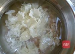 雪梨雪耳海底椰煲瘦肉的做法图解1