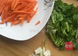 土豆芹菜胡萝卜条的做法图解2