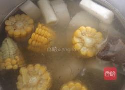 玉米萝卜棒骨汤的做法图解5