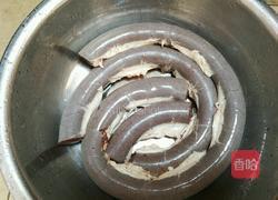 炒猪血肠的做法图解1