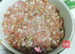 Illustration of how to make steamed meatloaf with chopped pepper 7