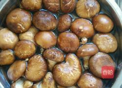 香菇焖鸡的做法图解1