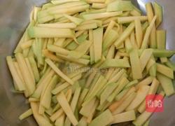 炒嫩南瓜丝的做法图解1
