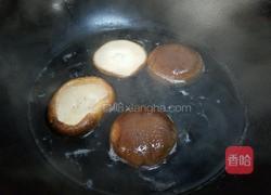 香菇炒白菜叶的做法图解3