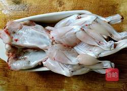 青椒划牛蛙的做法图解1