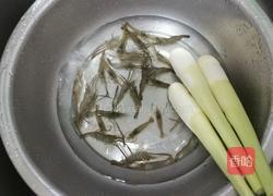 河虾炒茭白的做法图解1