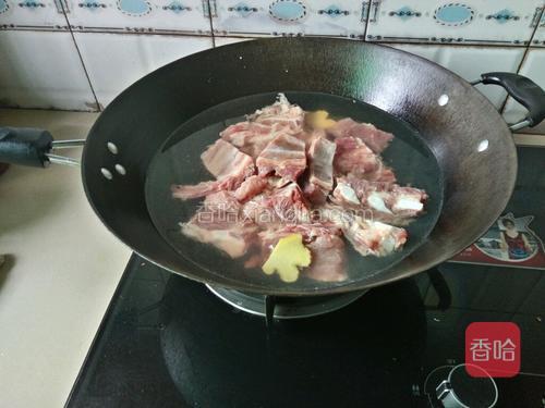 锅里放清水.加老姜.料酒.